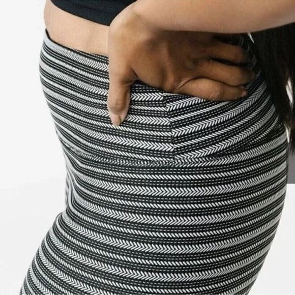 Zia Adrenaline & Deluxe 7/8 Black Aztec Leggings size 6-8. - Picture 3 of 9